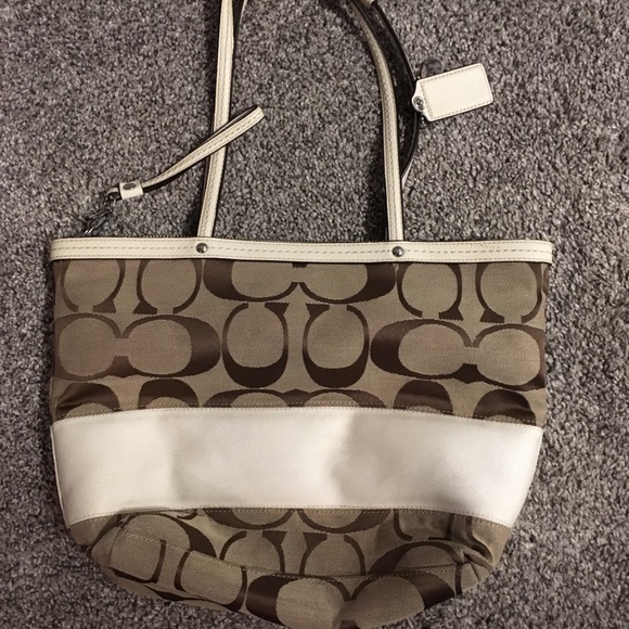 Coach (Authentic) - Picture 1 of 4